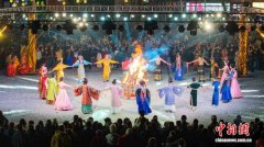 湖北荆州：民俗巡游闹新春 篝火晚会点亮老街年味