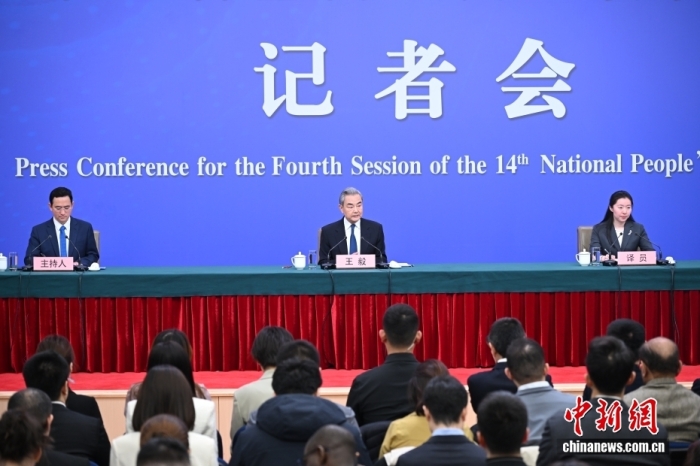 3月8日上昼10时，104届齐邦人年夜4次集会正在梅天亚焦点消息公布厅举办记者会，恭请中同中心政事局委员、中接部少王毅便“中原中接战略战对于中联系”相干题目归问中中记者发问。中新社记者 田雨昊 摄